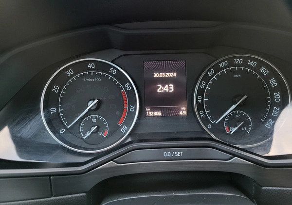 Skoda Superb cena 69900 przebieg: 132306, rok produkcji 2015 z Józefów małe 742
